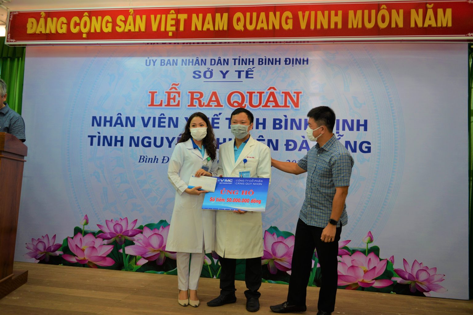 CÔNG TY CỔ PHẦN CẢNG QUY NHƠN TRAO TẶNG 50.000.000 ĐỒNG CHO SỞ Y TẾ BÌNH ĐỊNH HỖ TRỢ PHÒNG, CHỐNG DỊCH COVID-19