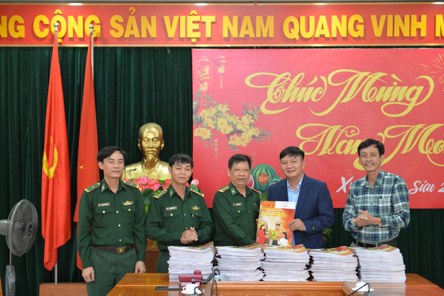 Công ty Cổ phần Cảng Quy Nhơn phối hợp với Báo Nhân dân trao tặng 350 tờ báo xuân cho Bộ đội Biên phòng tỉnh Bình Định