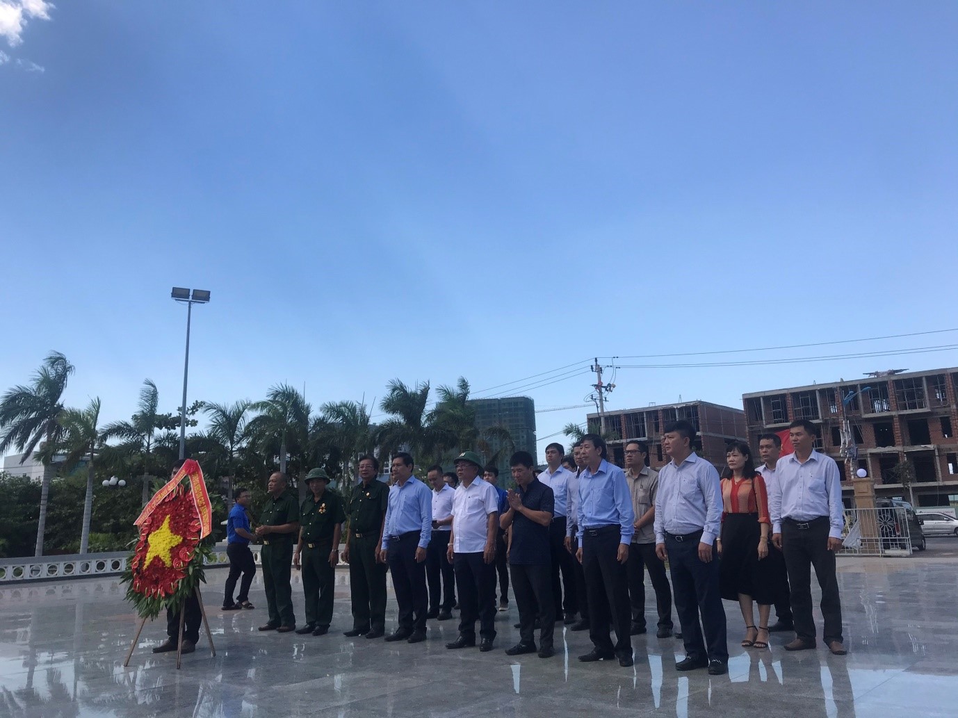 Lãnh đạo Cảng Quy Nhơn dâng hương tưởng niệm các Anh hùng liệt sỹ tại Nghĩa trang Liệt sỹ TP Quy Nhơn.