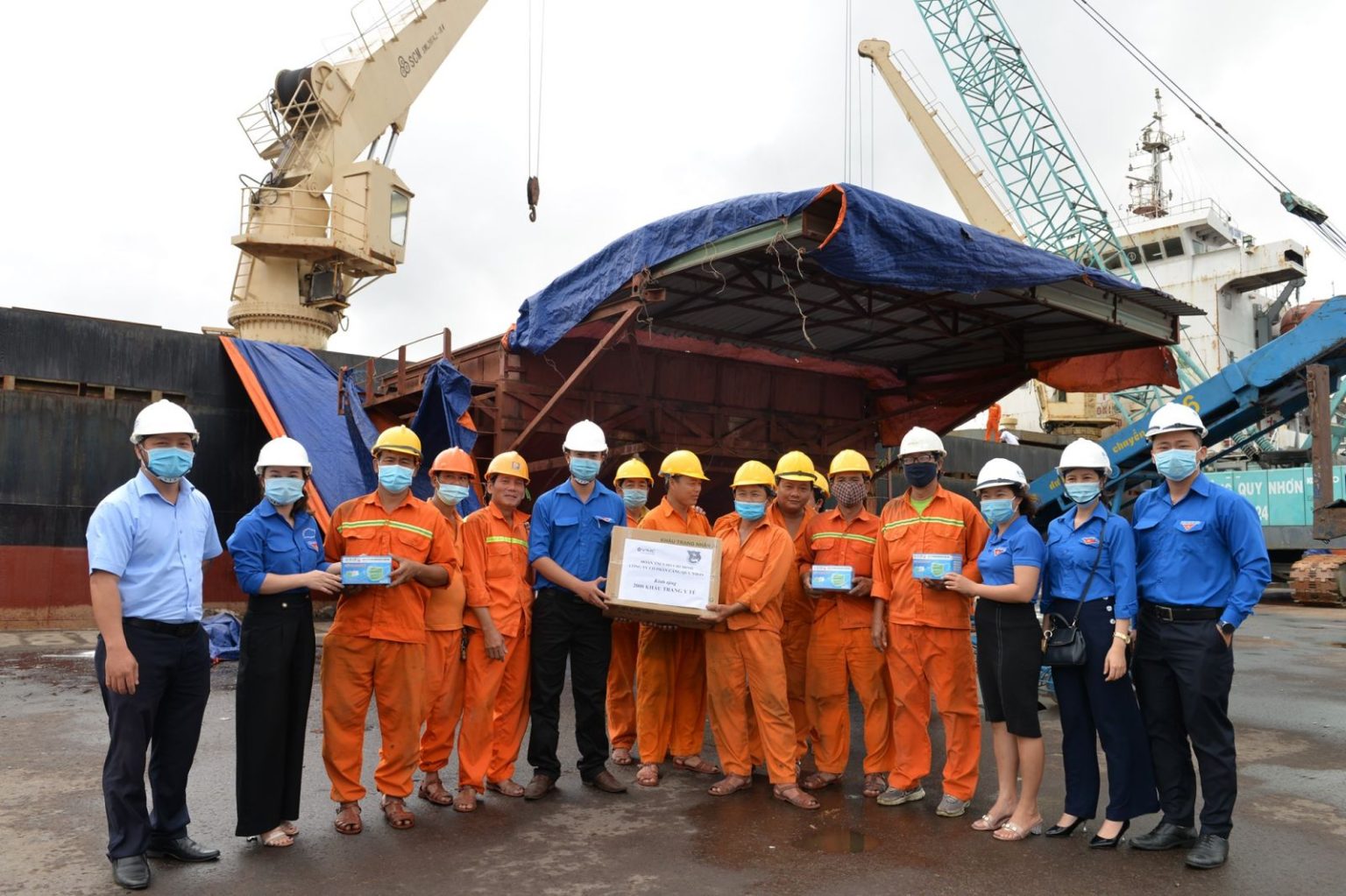 ĐOÀN THANH NIÊN CẢNG QUY NHƠN TẶNG 2000 KHẨU TRANG Y TẾ CHO NGƯỜI LAO ĐỘNG TRỰC TIẾP