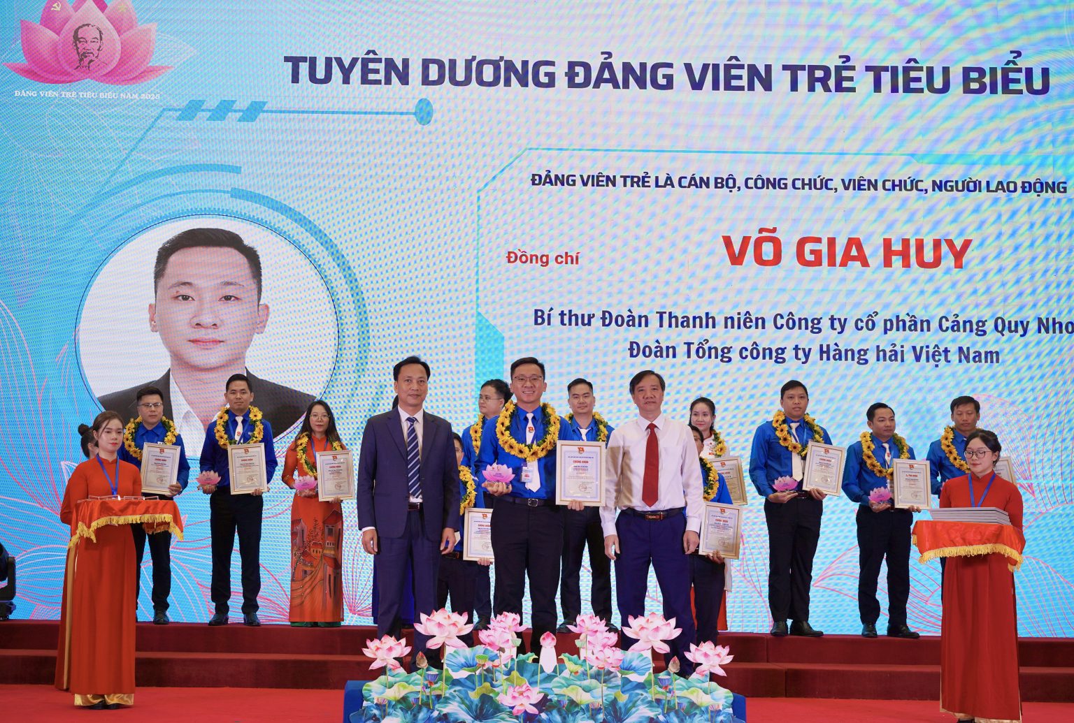 CHÚC MỪNG CÁC ĐỒNG CHÍ ĐẠT DANH HIỆU ĐẢNG VIÊN TRẺ TIÊU BIỂU HỌC TẬP VÀ LÀM THEO TƯ TƯỞNG, ĐẠO ĐỨC, PHONG CÁCH HỒ CHÍ MINH