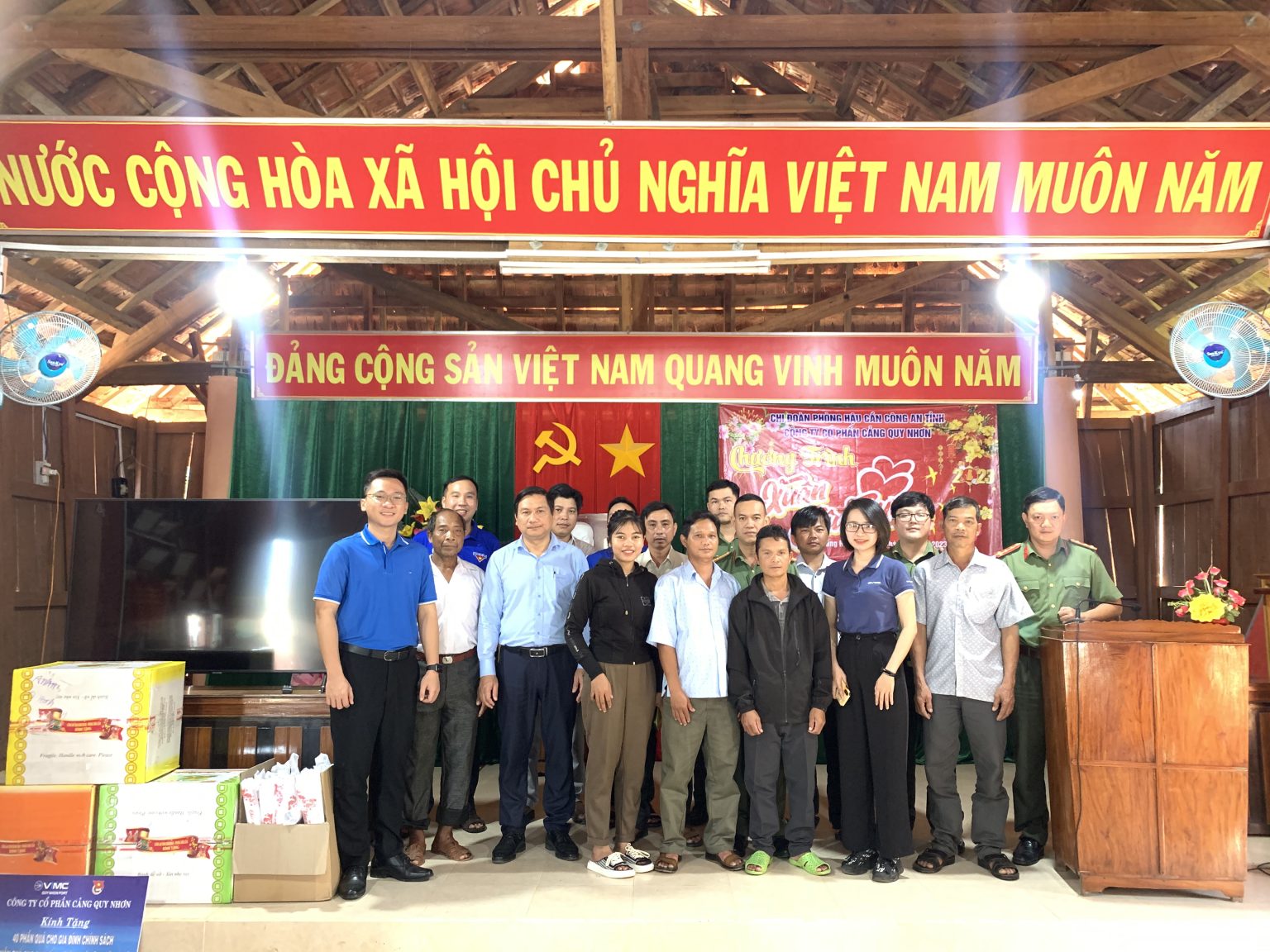 ĐOÀN CÔNG TY CỔ PHẦN CẢNG QUY NHƠN PHỐI HỢP TẶNG QUÀ NHÂN DỊP TẾT NGUYÊN ĐÁN QUÝ MÃO 2023