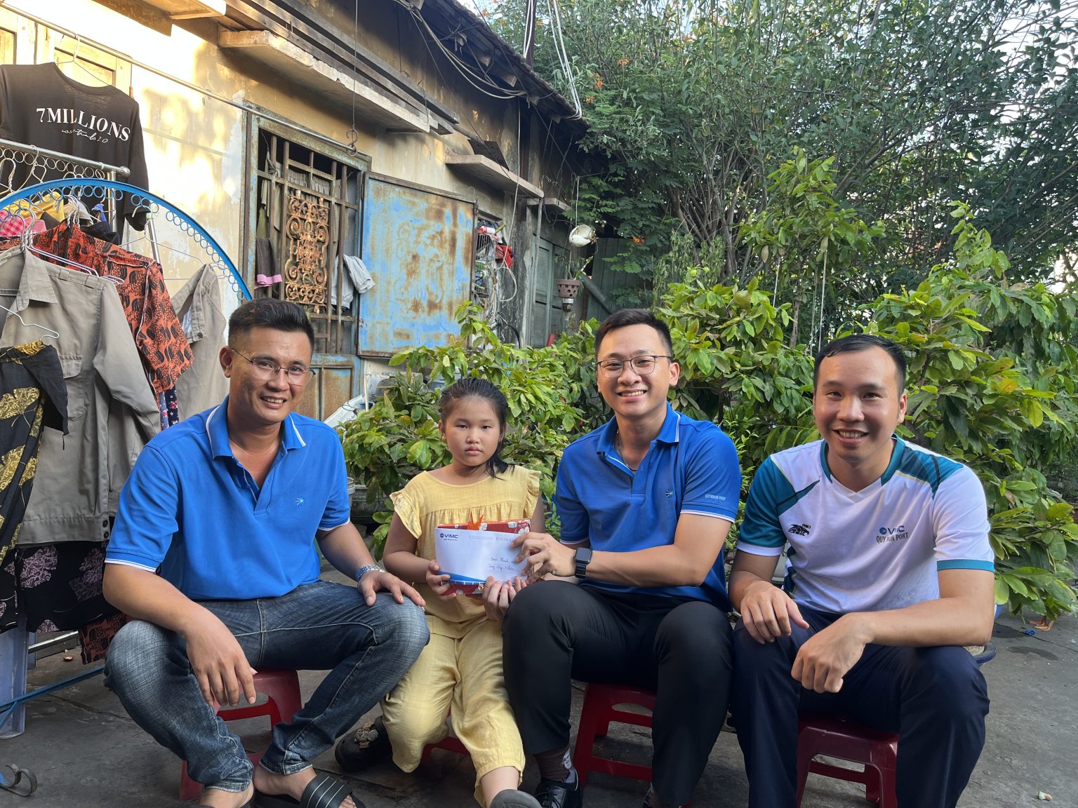 ĐOÀN THANH NIÊN CẢNG QUY NHƠN THĂM VÀ TẶNG QUÀ CHO CON CBCNV-NLĐ NHÂN DỊP NĂM HỌC MỚI