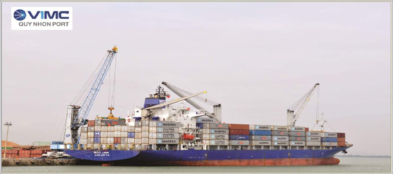 Quy Nhon Port welcomes a ship to transport wind power equipment under the Phuong Mai 3 wind power project in Binh Dinh