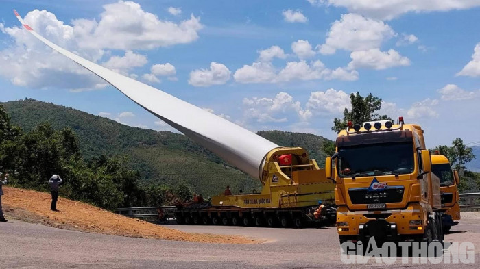 Nỗ lực vận chuyển thiết bị điện gió qua đèo An Khê lên Gia Lai