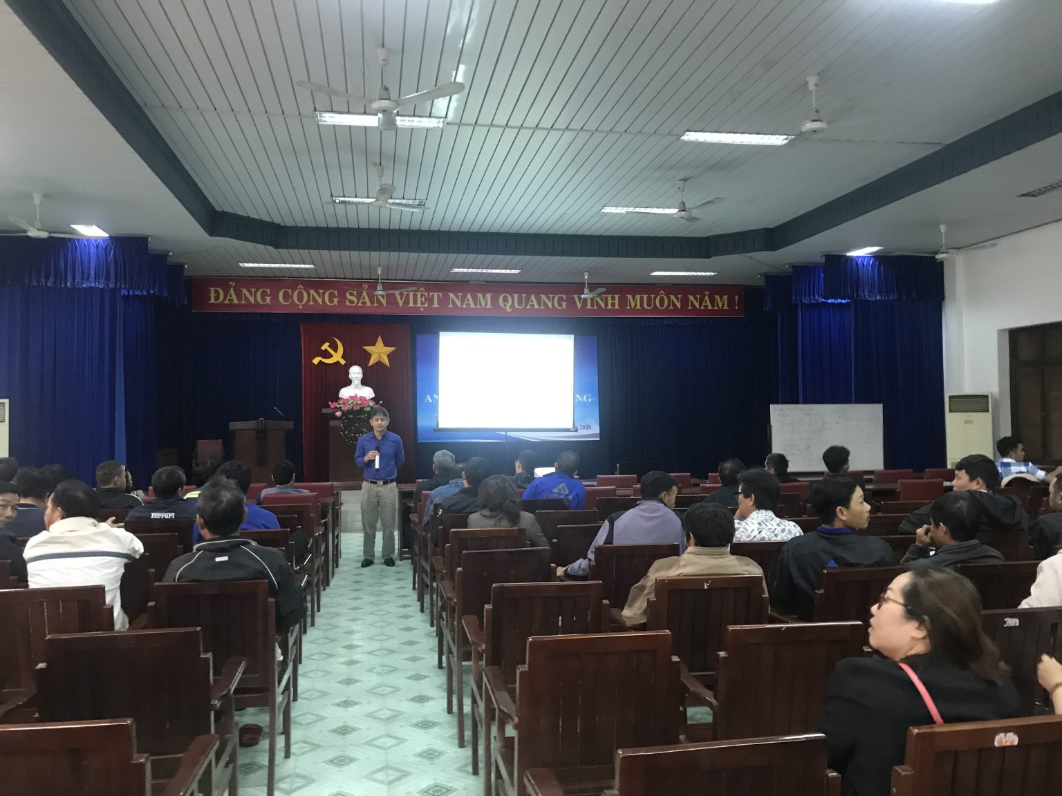 Cảng Quy Nhơn tổ chức huấn luyện ATVSLĐ cho người lao động