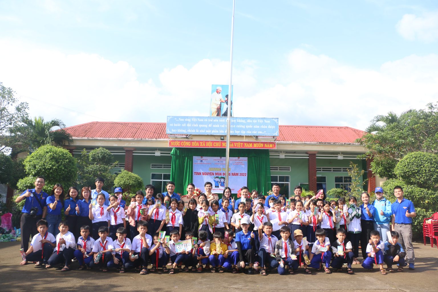 ĐOÀN THANH NIÊN CẢNG QUY NHƠN PHỐI HỢP TỔ CHỨC CHƯƠNG TRÌNH “TÌNH NGUYỆN MÙA ĐÔNG”