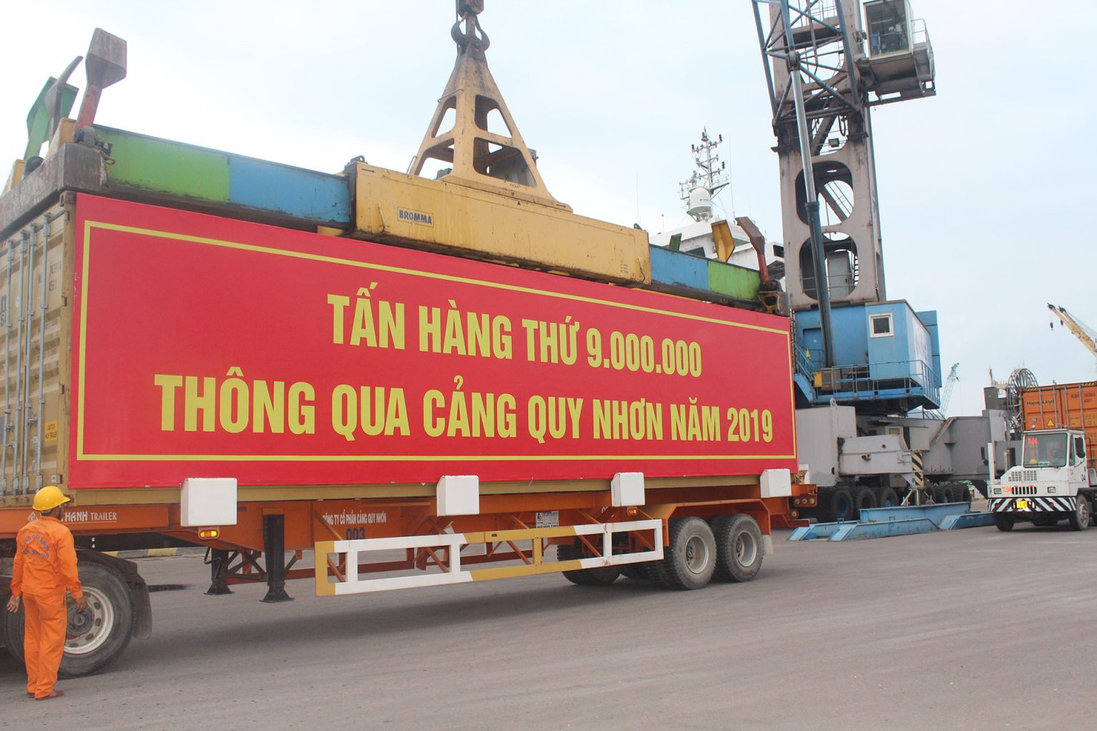 Lễ đón tấn hàng thứ 9 triệu thông qua Cảng Quy Nhơn năm 2019