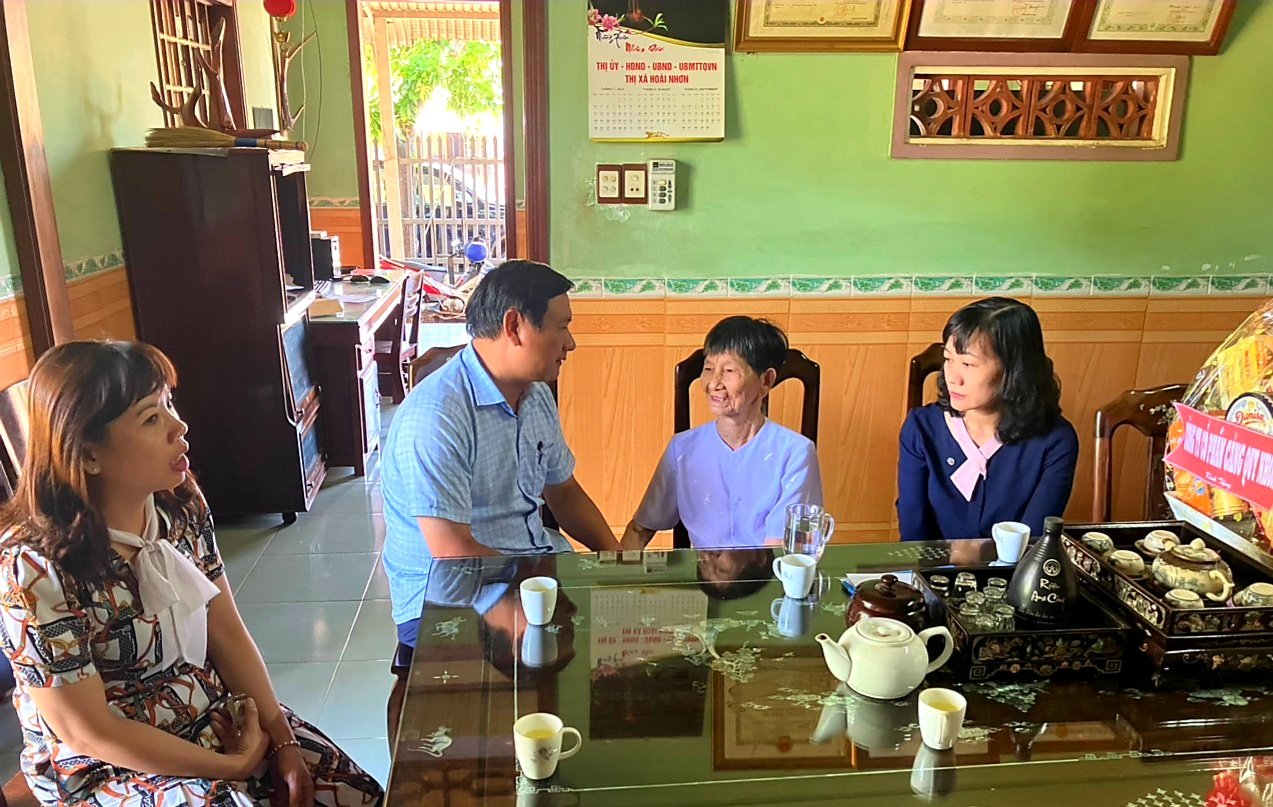 THĂM VÀ TẶNG QUÀ CÁC MẸ VIỆT NAM ANH HÙNG NHÂN NGÀY THƯƠNG BINH, LIỆT SỸ (27/7/1947 – 27/7/2022)