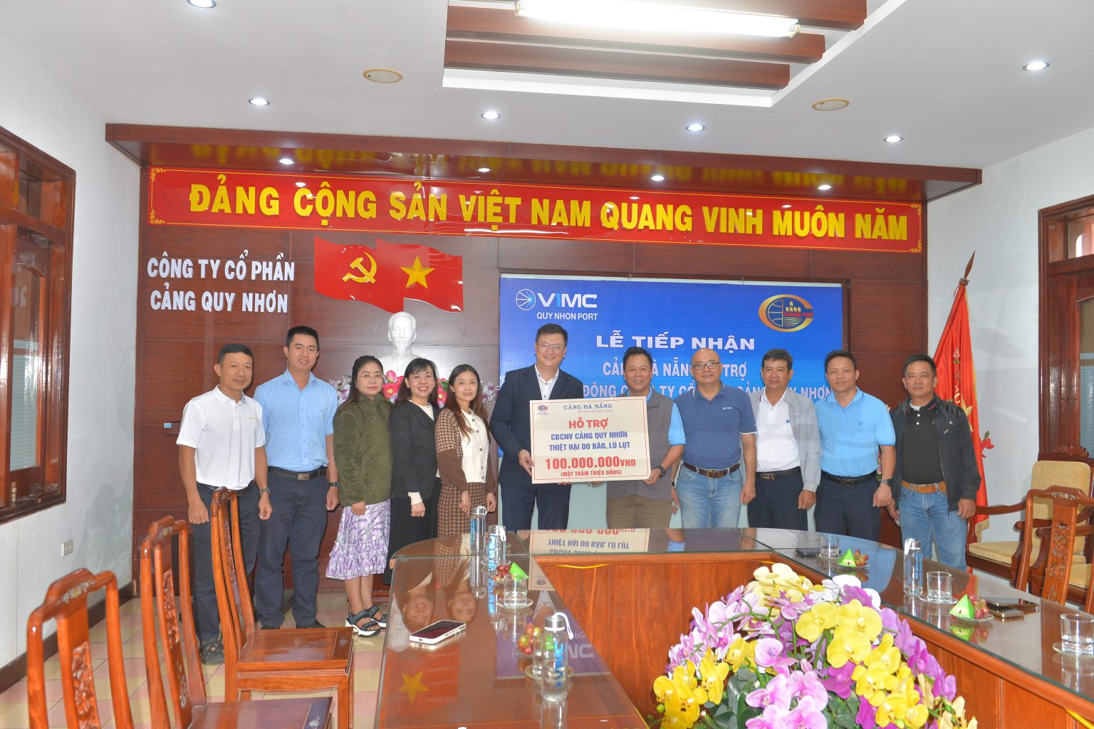 ẤM TÌNH KẾT NGHĨA VIMC: CẢNG ĐÀ NẴNG HỖ TRỢ 100 TRIỆU ĐỒNG CHO NGƯỜI LAO ĐỘNG CẢNG QUY NHƠN KHẮC PHỤC HẬU QUẢ BỞI BÃO, LŨ LỤT