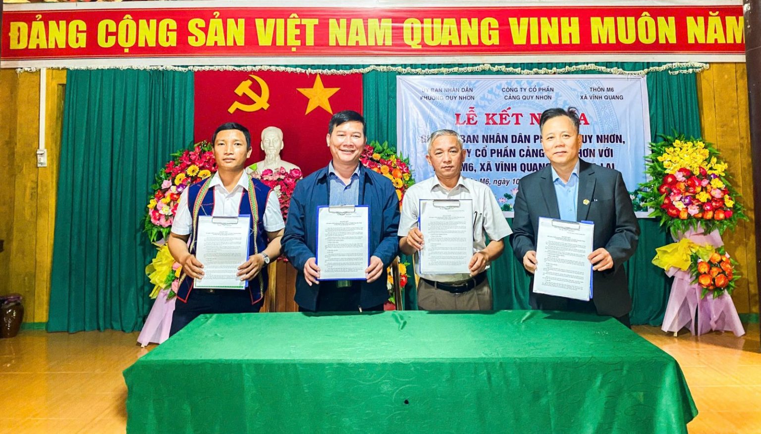 CẢNG QUY NHƠN KẾT NGHĨA VÀ TRAO QUÀ TẾT NGUYÊN ĐÁN CHO CÁC THÔN MIỀN NÚI TỈNH GIA LAI